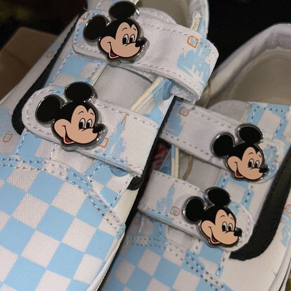 NWT Mickey Mouse VANS Old Skool V Sneakers (Child)
New in original box - Picture 7 of 12